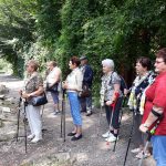 Seniorzy podczas zwiedzania Ogrodów Biblijnych w Myczkowcach