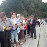 Seniorzy spacerują po Zaporze Solińskiej