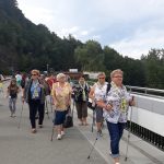 Seniorzy spaceruja po Zaporze Solińskiej