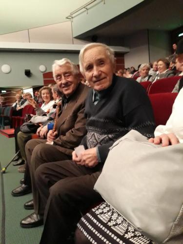 Uczestnicy Gminnego Klubu Seniora przed koncertem "Mazowsze"